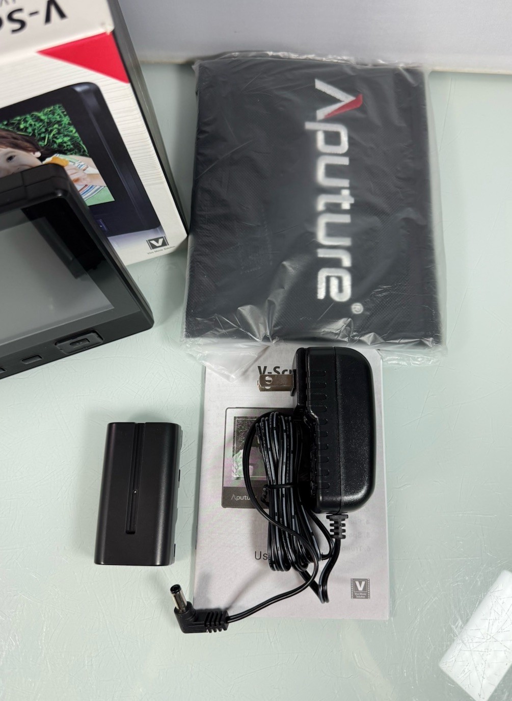 Aputure VS-1 V-Screen 7″ Thin Portable LCD Field Monitor w/ Power Adapter + Case
