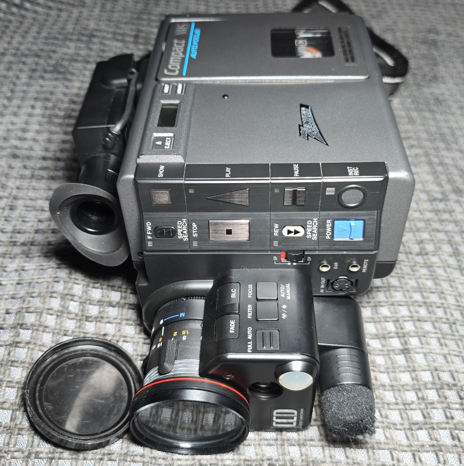 Zenith VM6200 Compact VHS-C Camcorder Kit Case Batteries Charger (Tested/Works)
