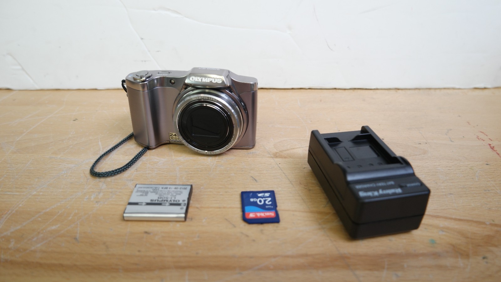 Olympus SZ-14 14MP Digital Camera w/24x Optical Zoom Silver Tested working