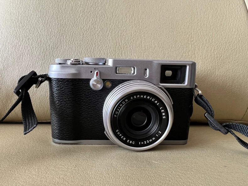 Fujifilm X100 12.3MP APS-C CMOS EXR 4x Optical Zoom Digital Camera -100% Working