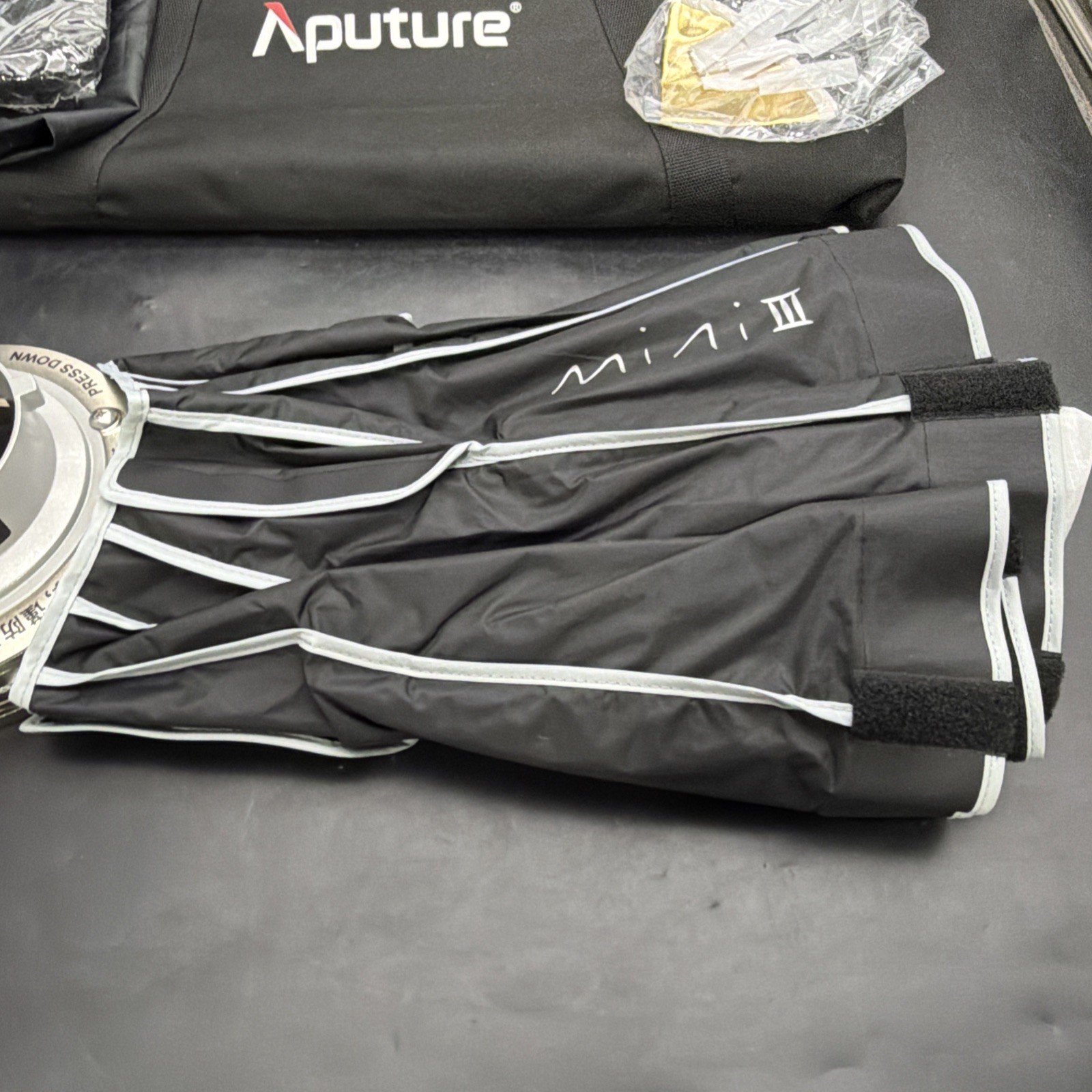 Aputure Light Dome Mini III 22.8″ Compact Circular Softbox PRO Lighting