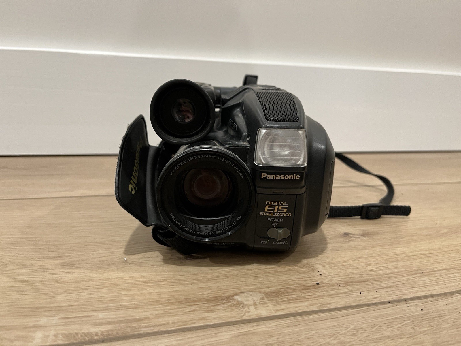 Panasonic PV-L657 Palmcorder PalmSight VHS-C 16x/22x 2.5″ LCD Black with Extras!