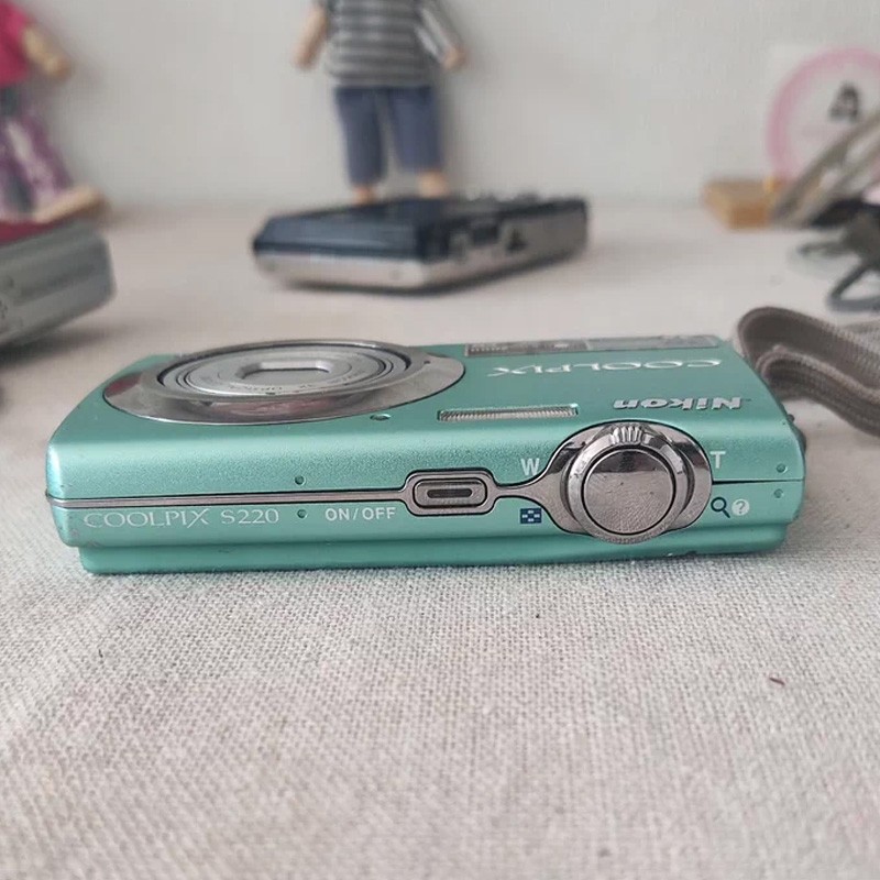 Nikon Coolpix S220 10.0MP 3x Zoom Compact Digital Camera English Language Gift