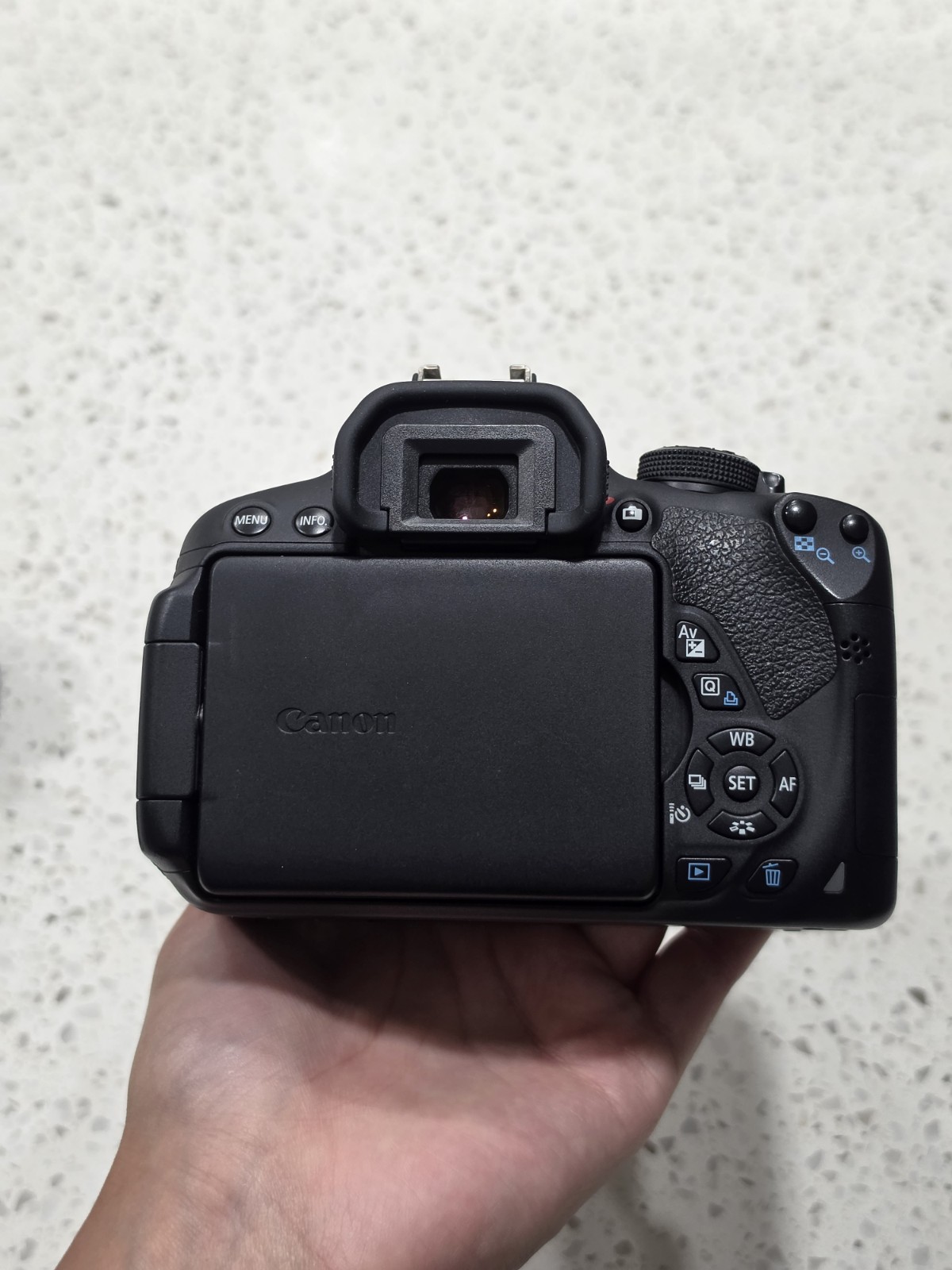 Canon EOS 700D 18MP DSLR w/ 18-55mm F/3.5-5.6 IS STM Lens