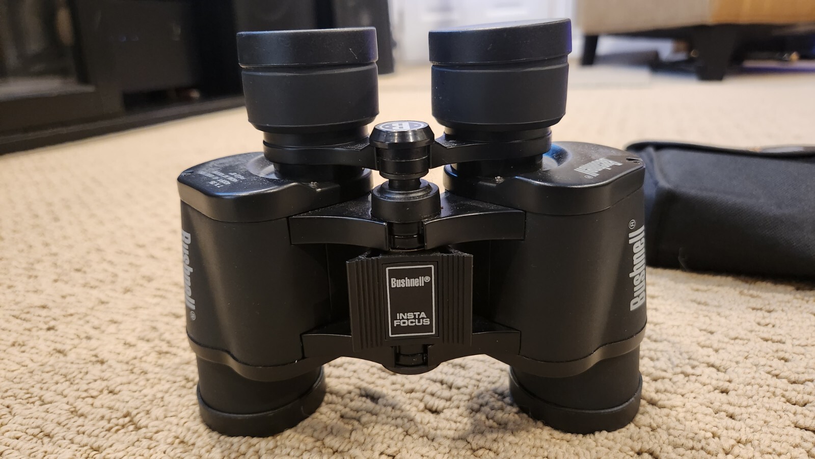 Bushnell Binoculars 7 x 35 Insta Focus 420ft at 1000 yes field 8 W/ Case & Caps