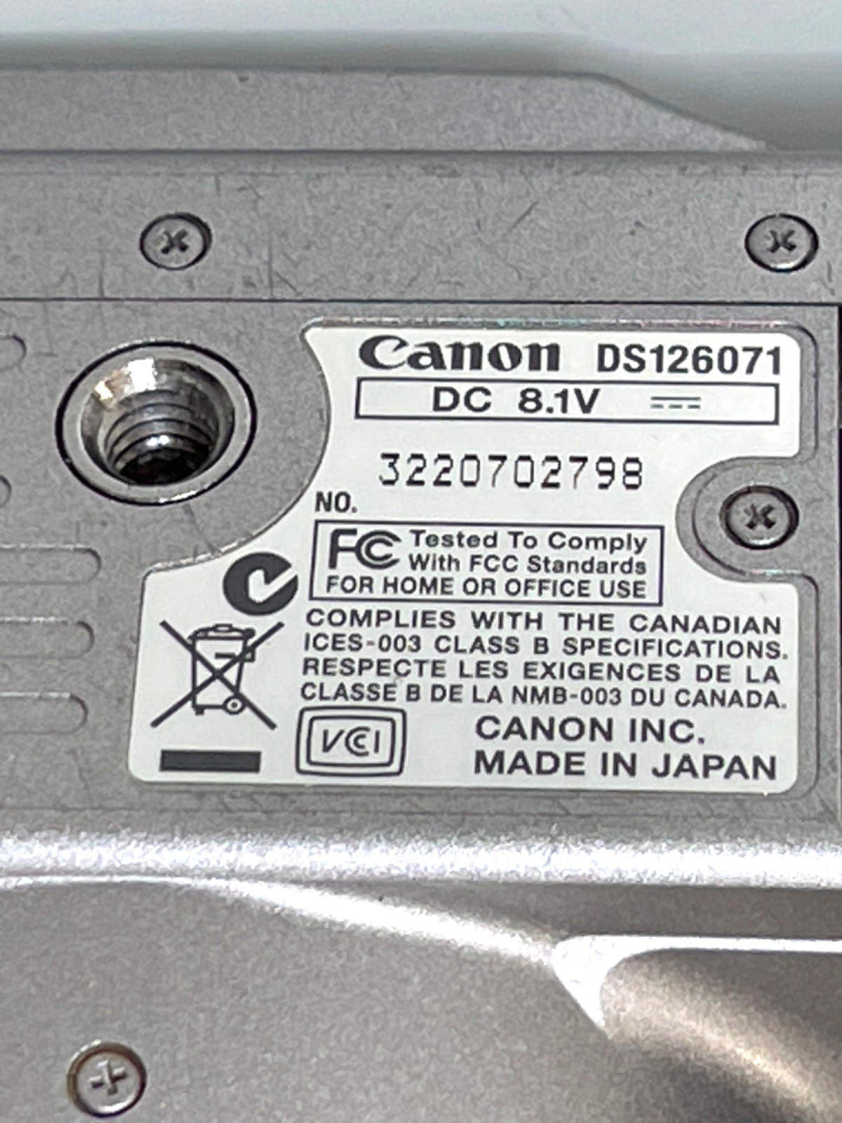 Canon EOS Digital Rebel XT 350D 8MP DSLR Camera w/ EFS 18-55mm Lens