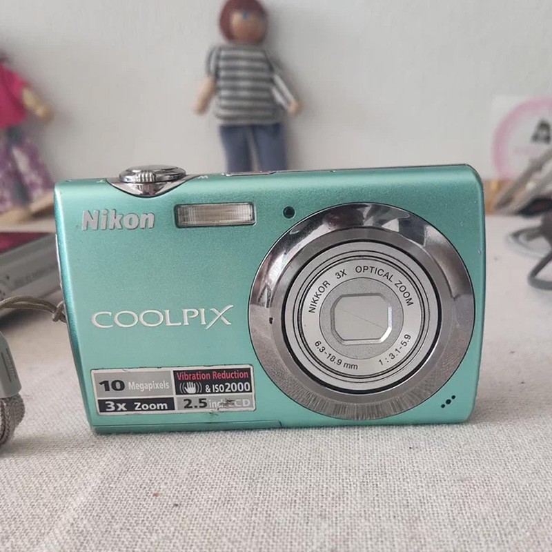 Nikon Coolpix S220 10.0MP 3x Zoom Compact Digital Camera English Language Gift