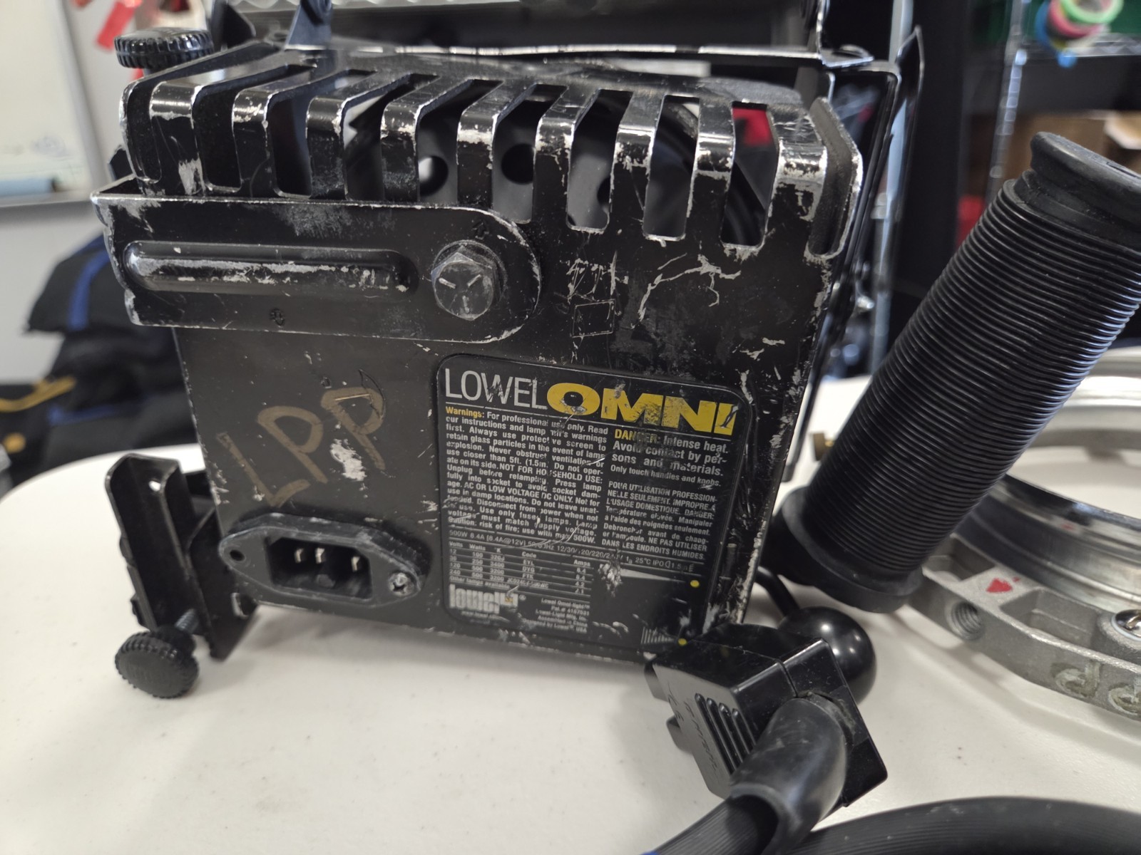 TWO LOWELL OMNI 600w TUNGTEN LIGHTS w/ ONE SET BARNDOORS AND TWO SPEEDRINGS