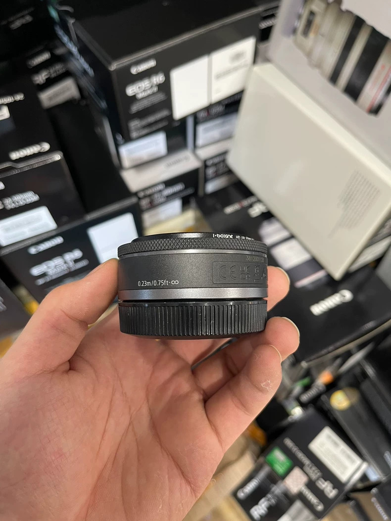 Canon RF 28mm f/2.8 STM Lens (Canon RF) front & rear caps – 95%New