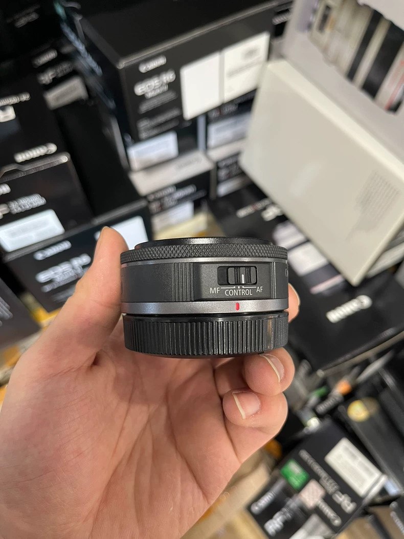 Canon RF 28mm f/2.8 STM Lens (Canon RF) front & rear caps – 95%New