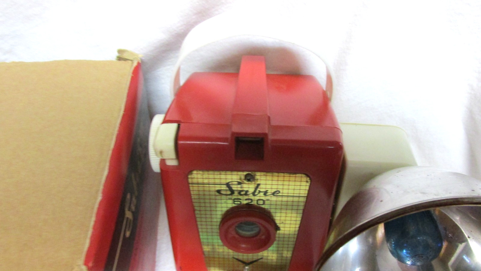 VINTAGE 1950s SABRE 620 CAMERA w/ FLASH & BULB IN ORIGINAL BOX