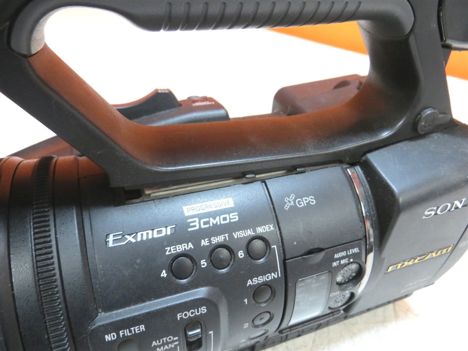 Cracked Plastic Sony HXR-NX5U AVCHD 1920 x 1080 Camcorder w/ Battery No Charger