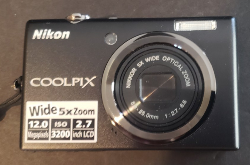Nikon Coolpix S570 12 Megapixel Digital Camera wAccesories – Works Great