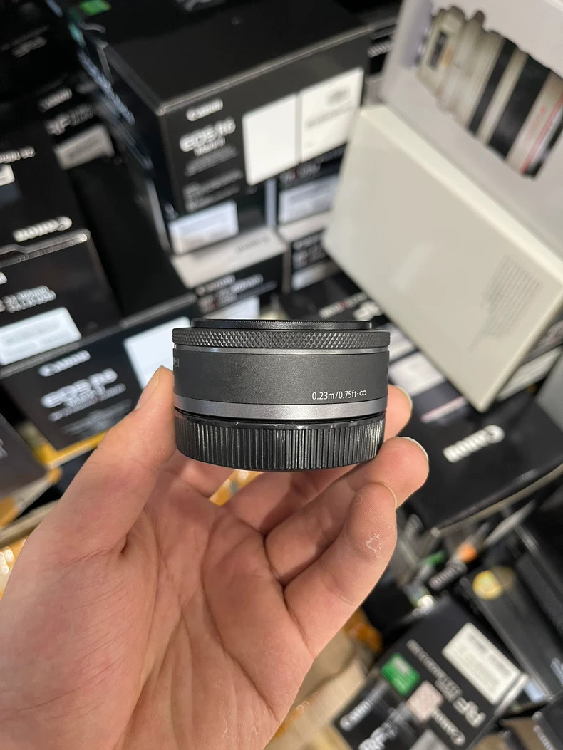 Canon RF 28mm f/2.8 STM Lens (Canon RF) front & rear caps – 95%New