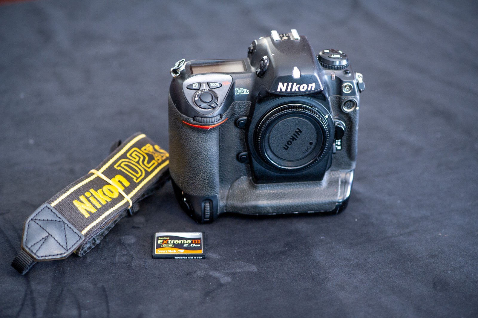 NIKON D2xs body. FOR BUYER FROM E.U. ONLY !!! Minor defects.