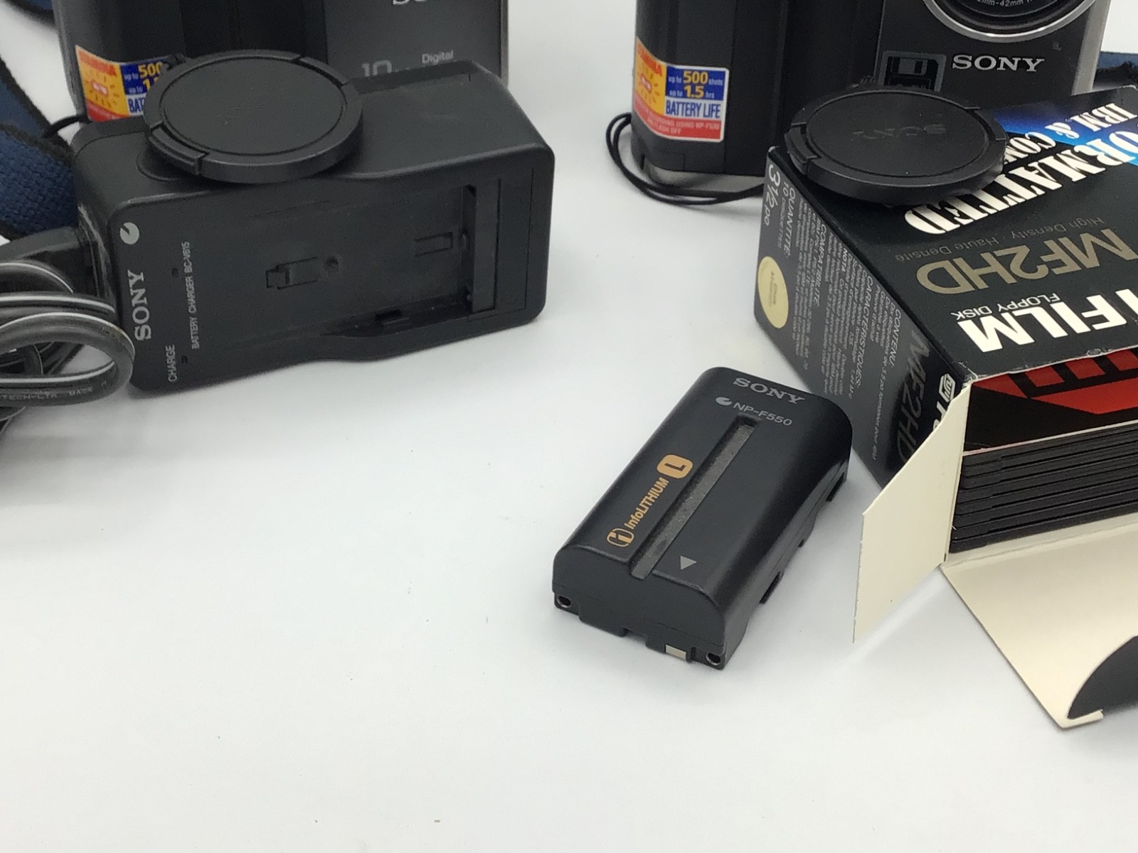 2 Sony Mavica MVC-FD7 Digital 90s y2k Floppy Camera 0.3MP 10x Zoom Silver WORKS
