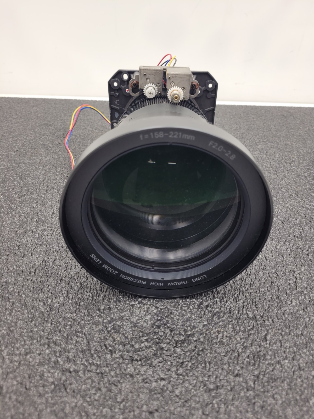 Sanyo LNS-T02 Long Throw High Precision Zoom Projector Lens F2,0-2,8/f=158-221mm