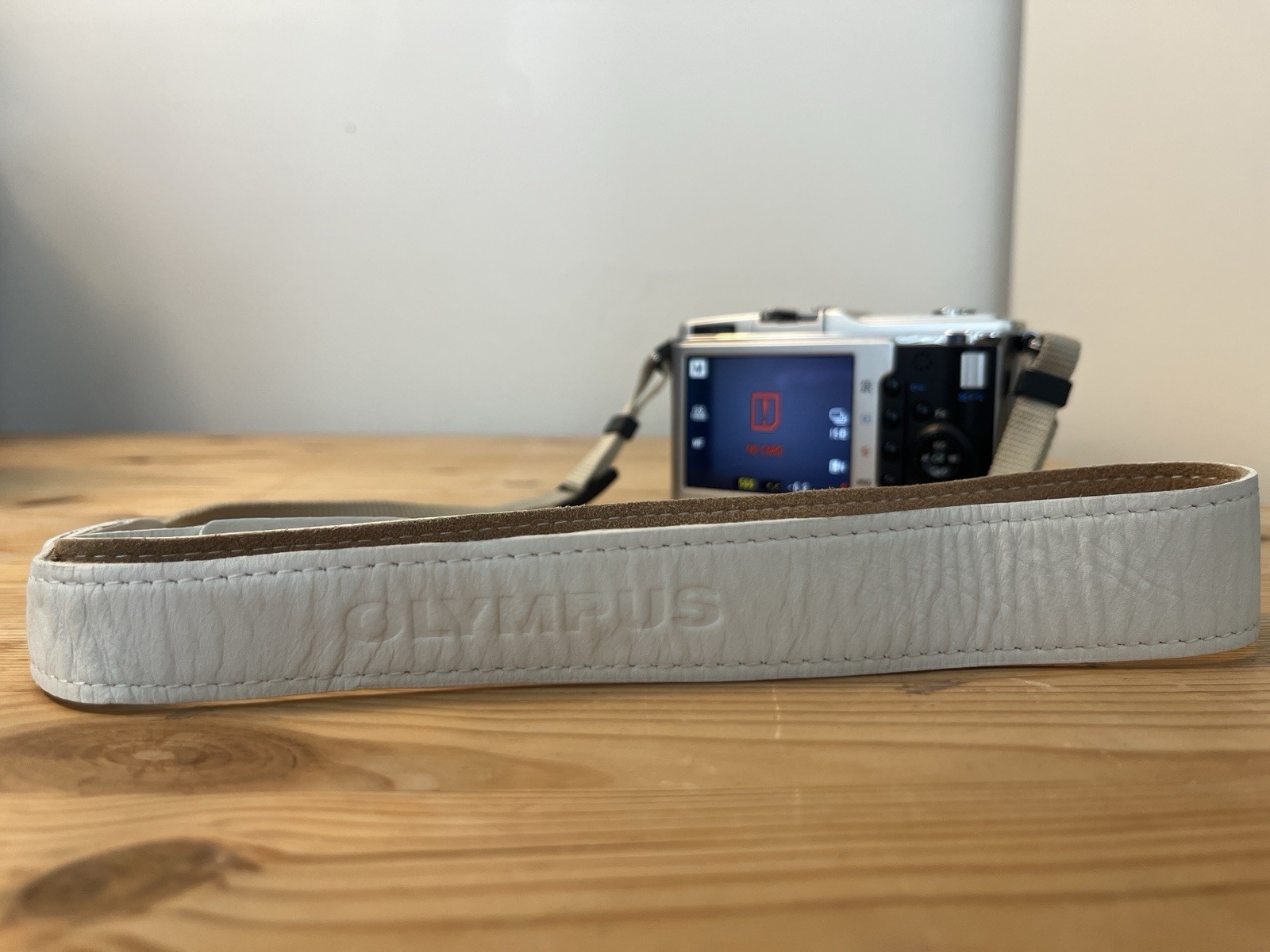 Olympus PEN E-P1 Silver Mirrorless Camera w/ 14-42mm Lens 12.3MP