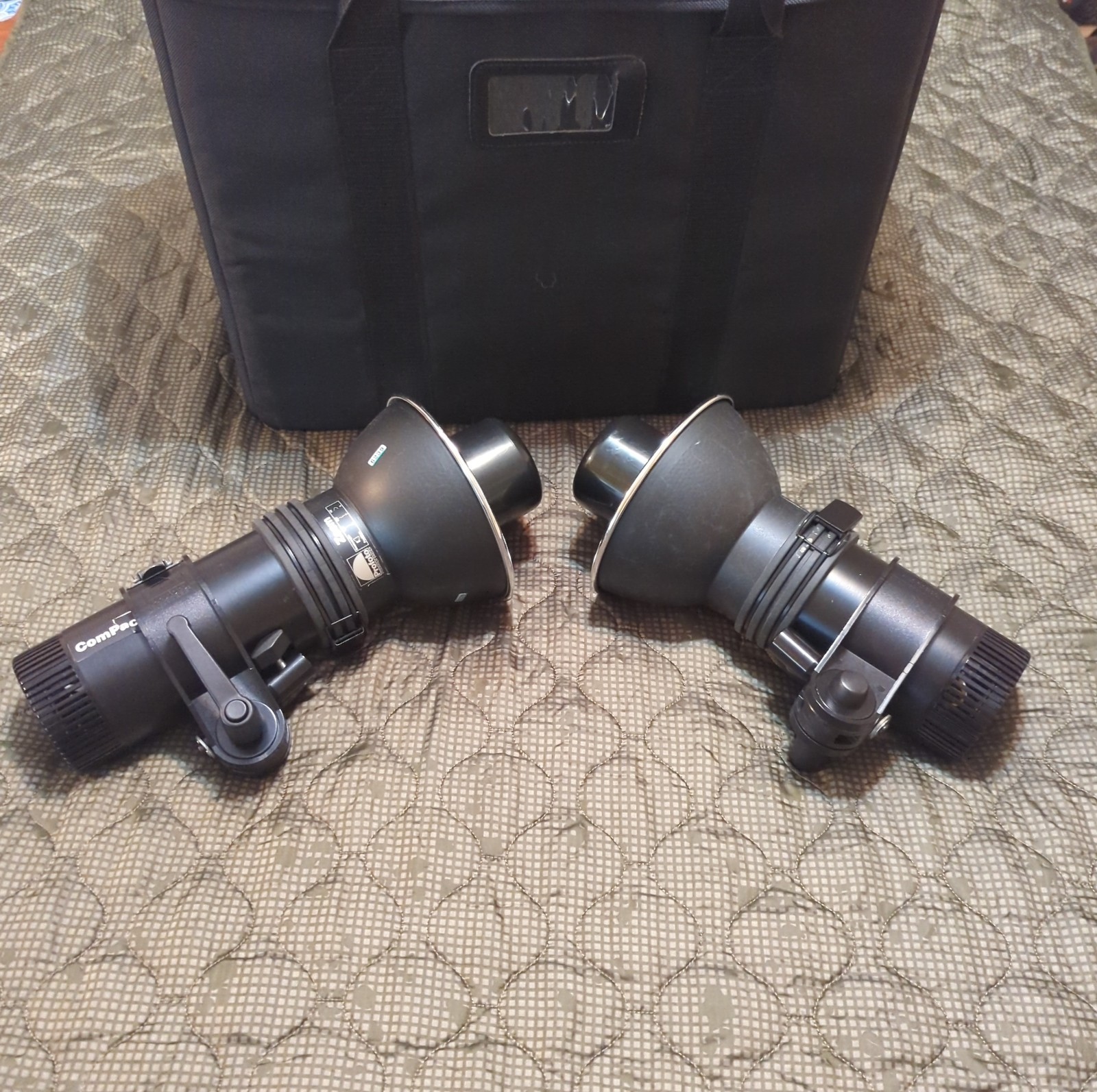 Profoto ComPact 600R Monolight Pair + Zoom Reflectors Tenba Case Tested Working