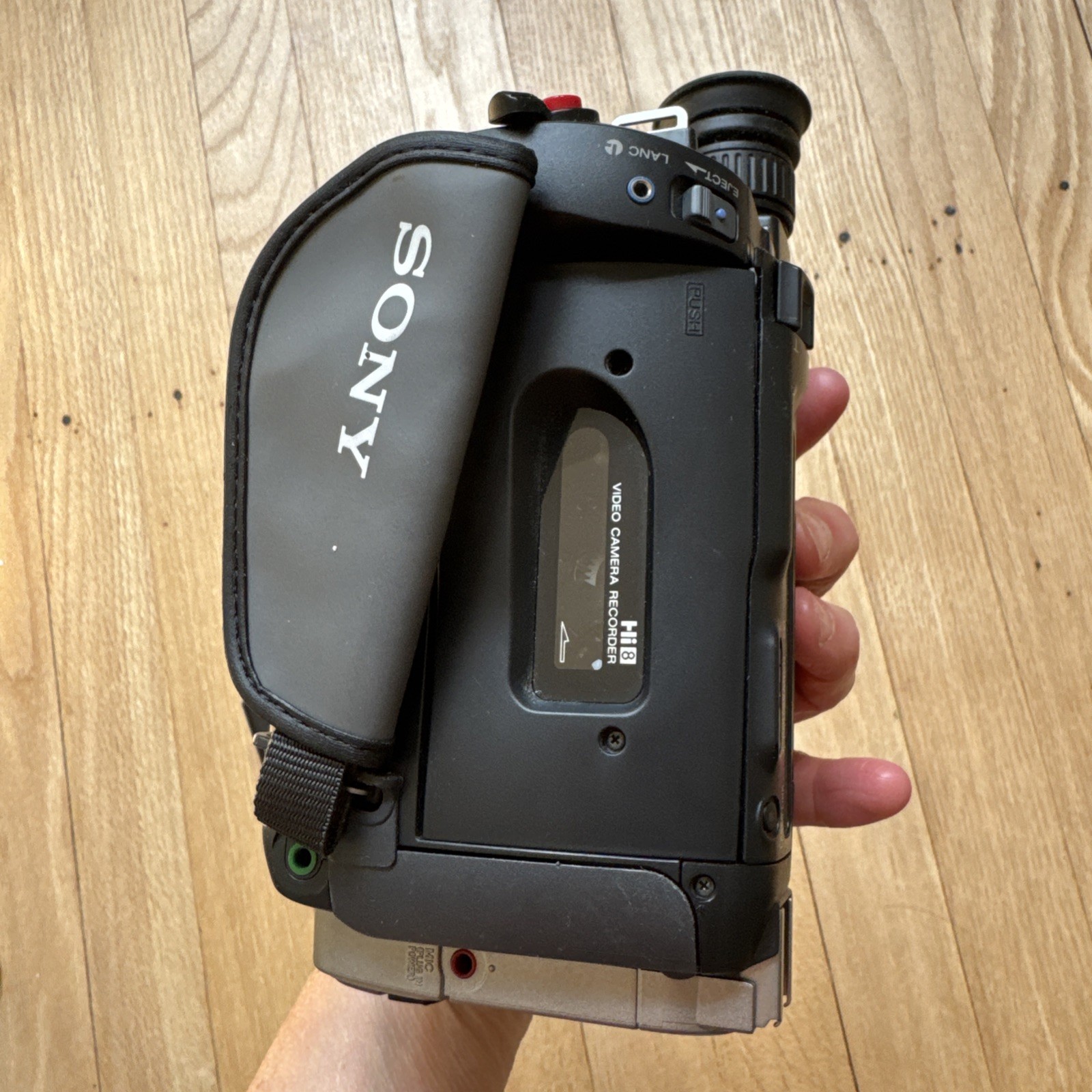 Sony CCD-TRV65 Handycam Vision Video Hi8 XR SteadyShot Camera Camcorder -A