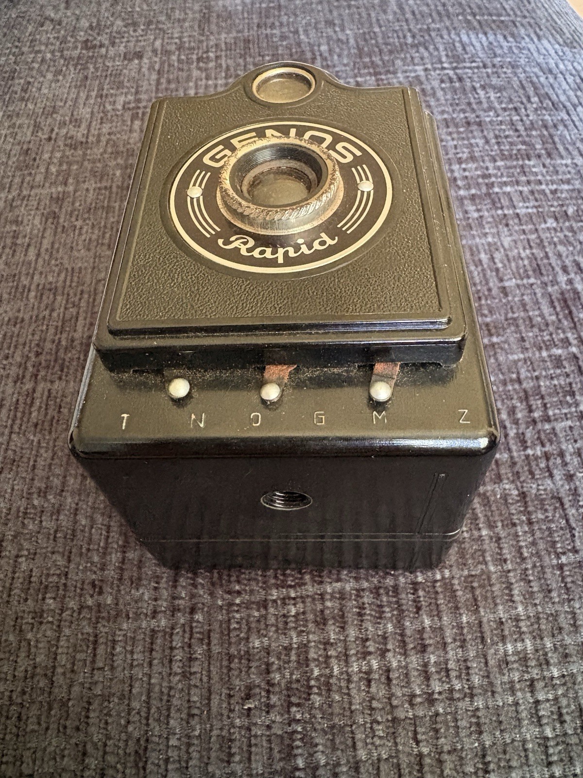 Genos Rapid Medium-Format Box Camera From 1950s With Leather Case