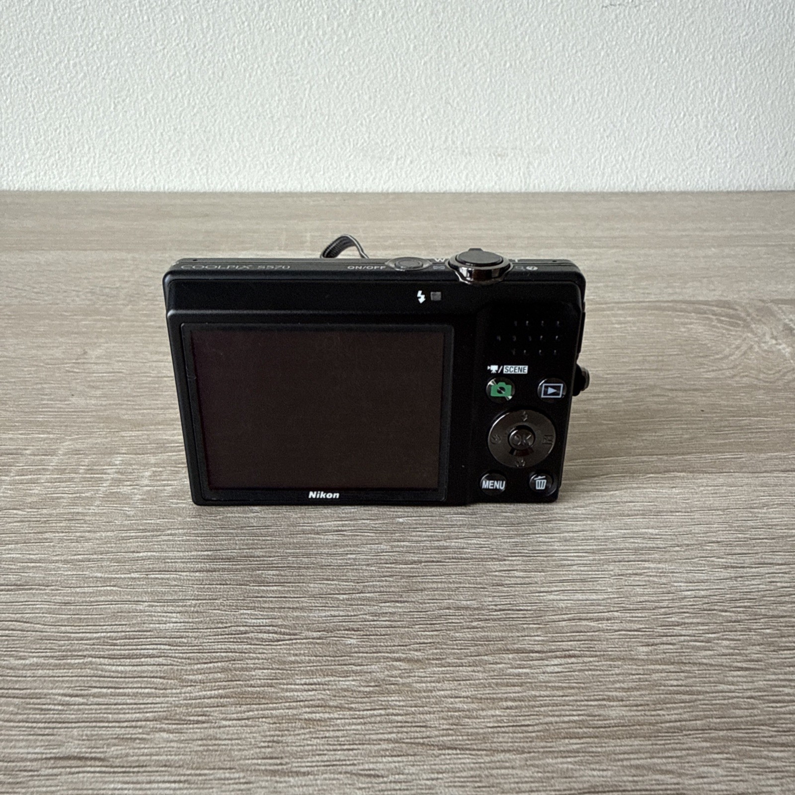 Nikon COOLPIX S570 12MP Digital Camera Black Charger + Memory Card + Battery
