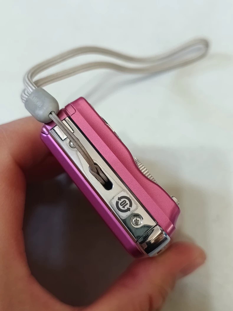 Sony Cyber-Shot DSC-W220 12.1 MP Digital Camera 4x Optical Zoom Pink