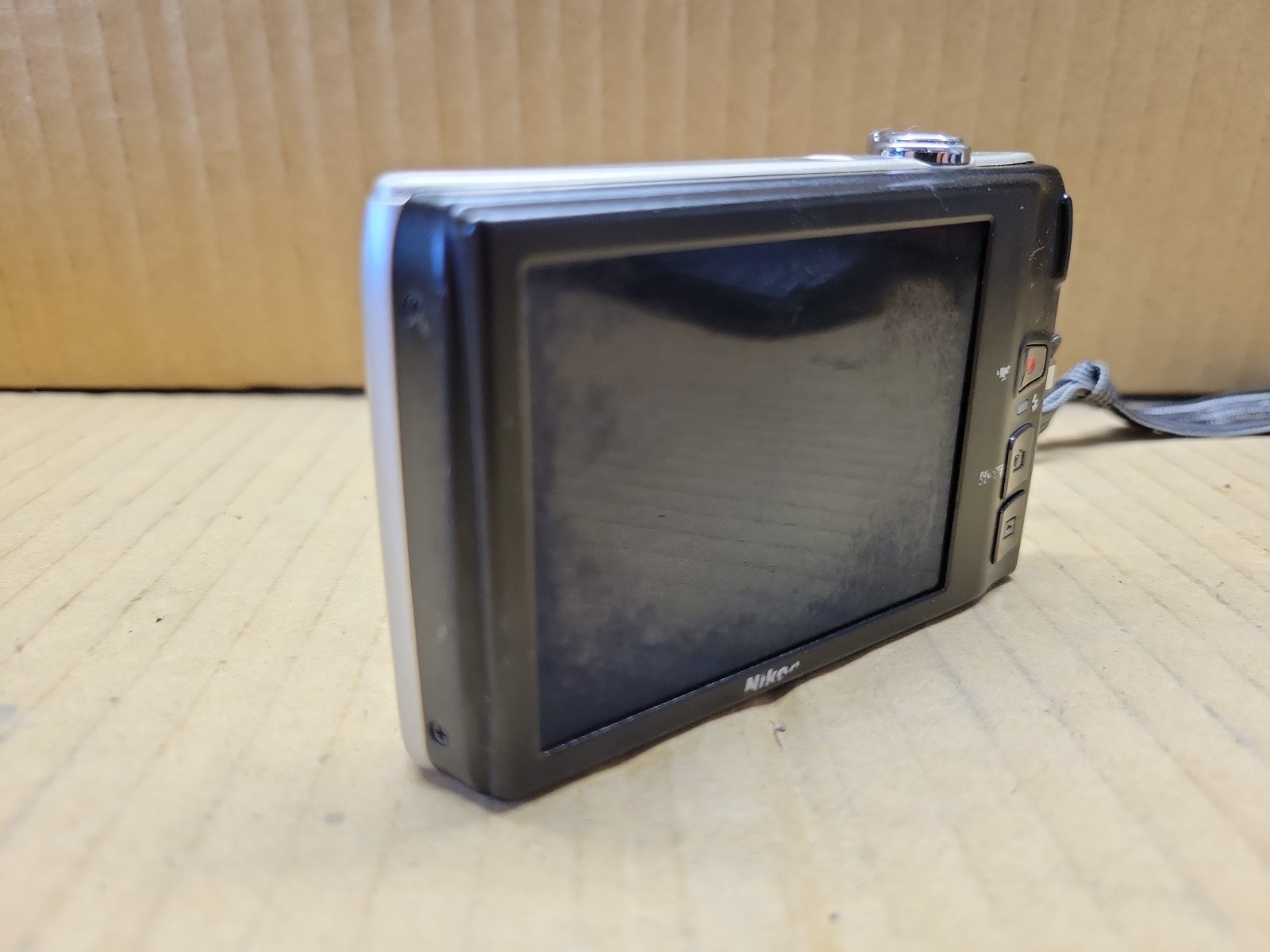 Nikon Coolpix S4100 14mp silver Digital Camera W Battery B12