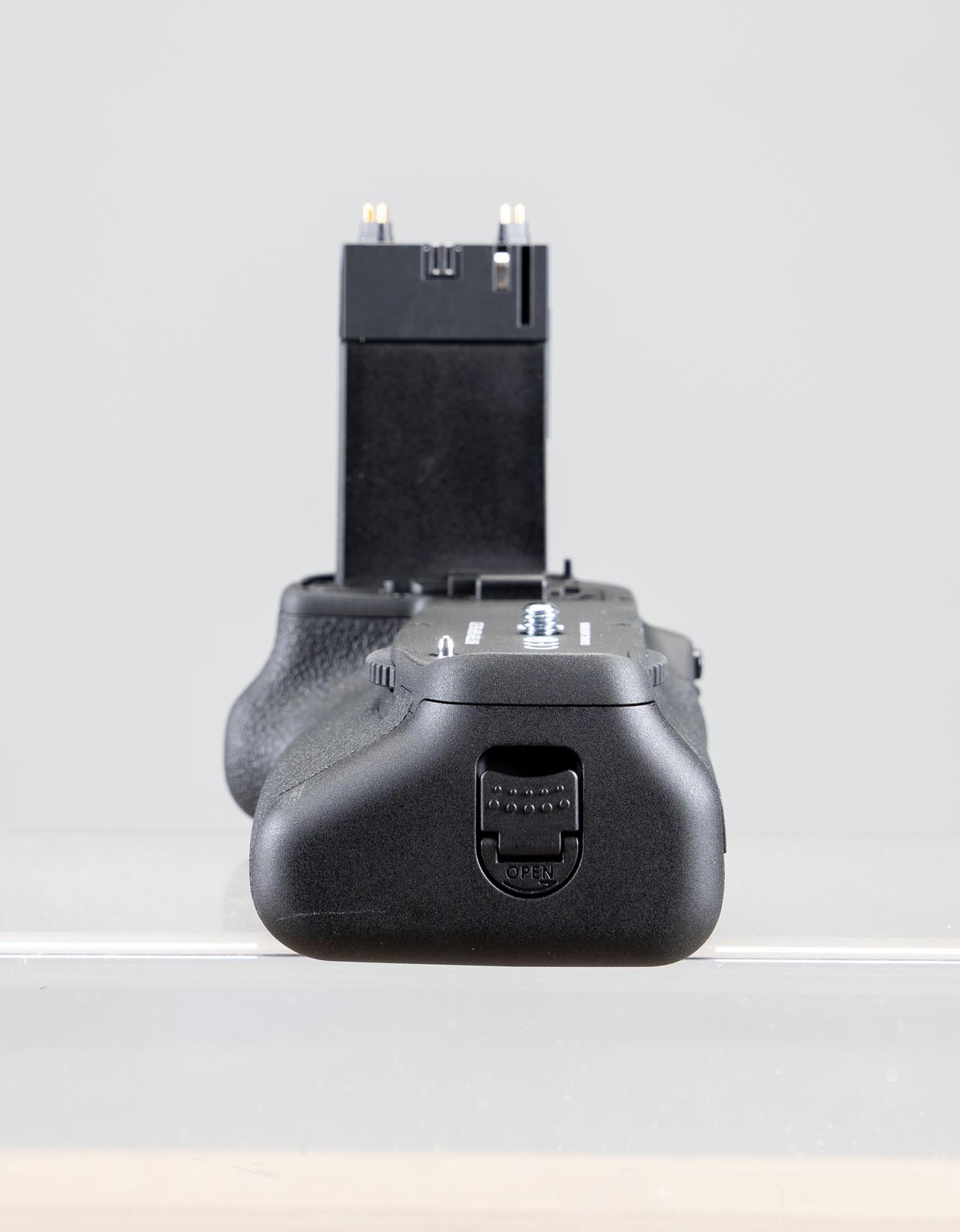 BRAND NEW Canon BG-E21 Battery Grip for EOS 6D Mark II – Open Box, Never Used