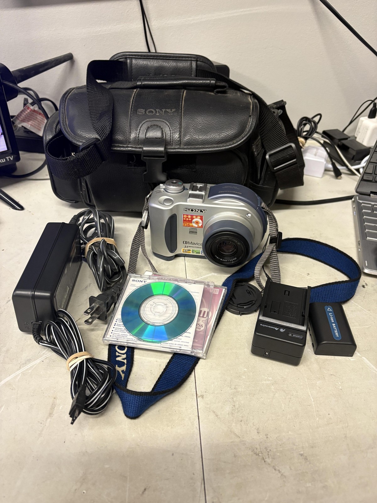 Sony Mavica MVC-CD200 Digital Camera 2.1MP Silver 3X Zoom CD-RW Kit Charger