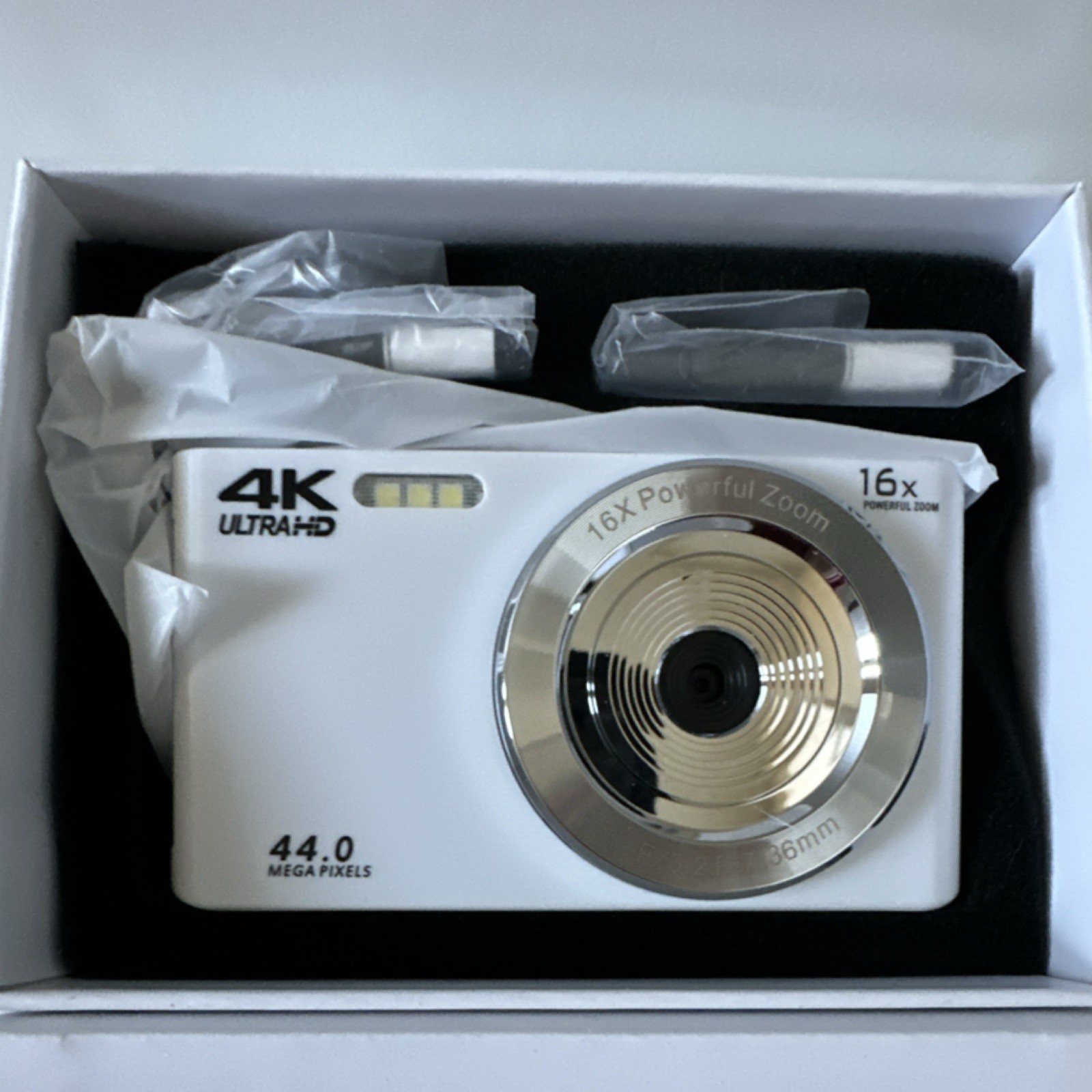 Pocket Camera 4K Video Recording 44.0MP 16x Optical Zoom Compact White