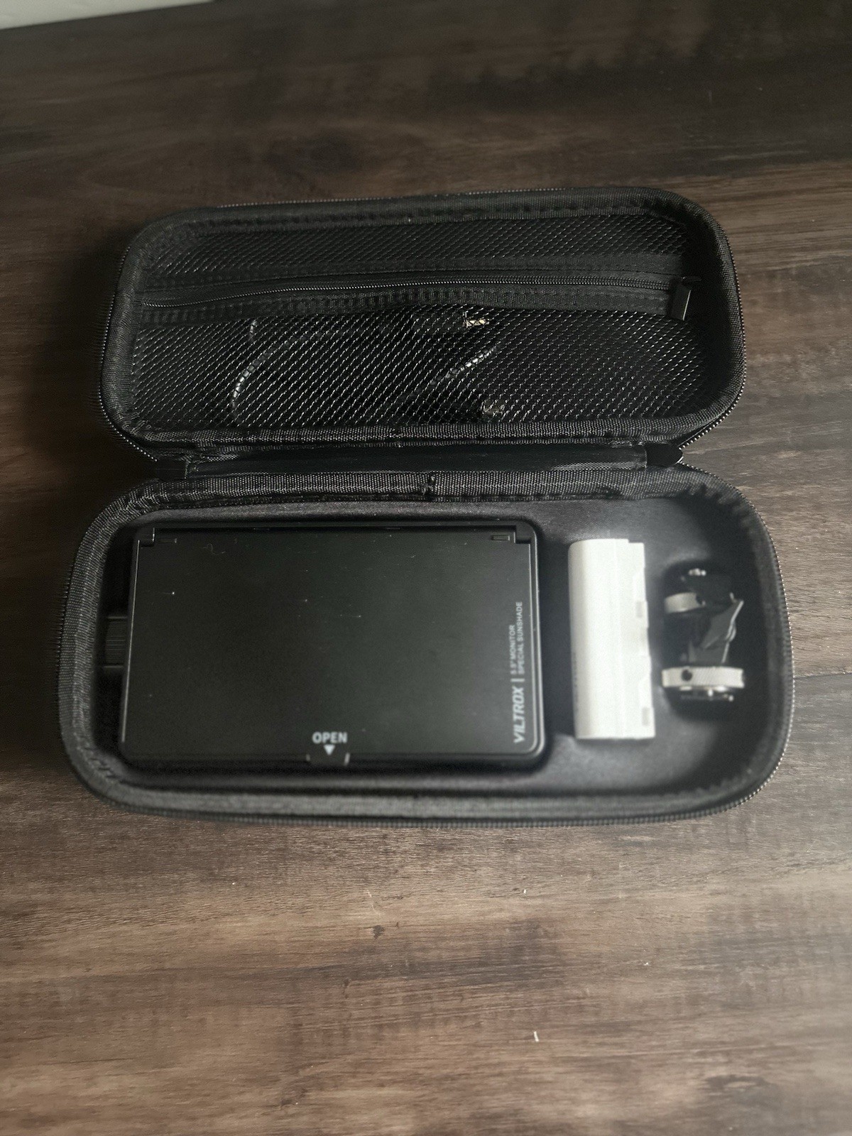 Viltrox DC-550 5.5″ Touchscreen LCD HDMI Video Monitor w/ Case Hot-Shoe Mount