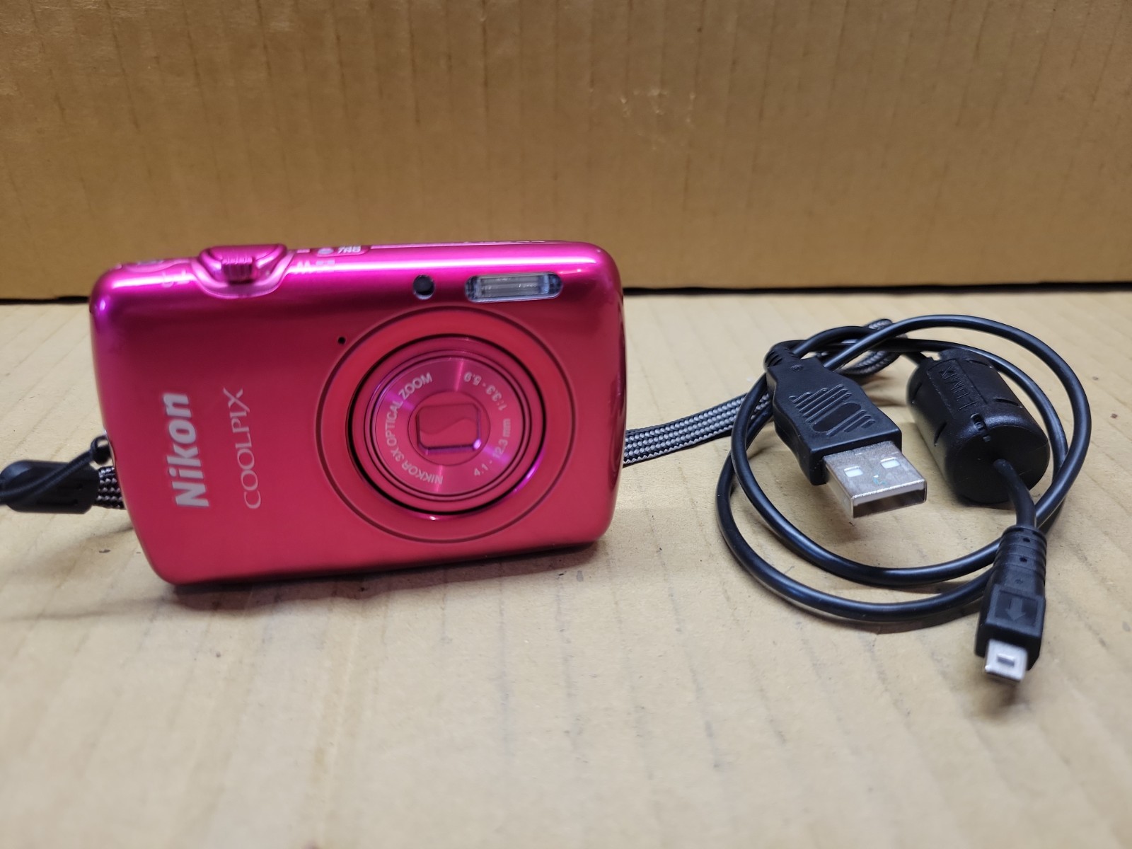 Nikon Coolpix S01 Digital 10.1MP 3x Zoom Digital Camera w charger – Pink B16