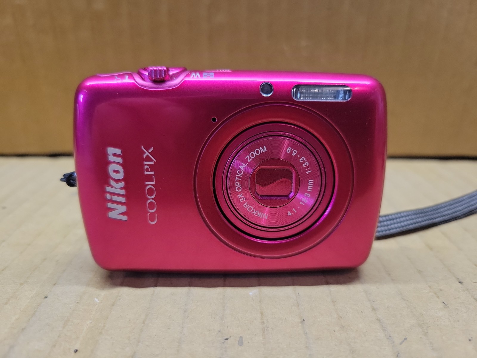 Nikon Coolpix S01 Digital 10.1MP 3x Zoom Digital Camera w charger – Pink B16