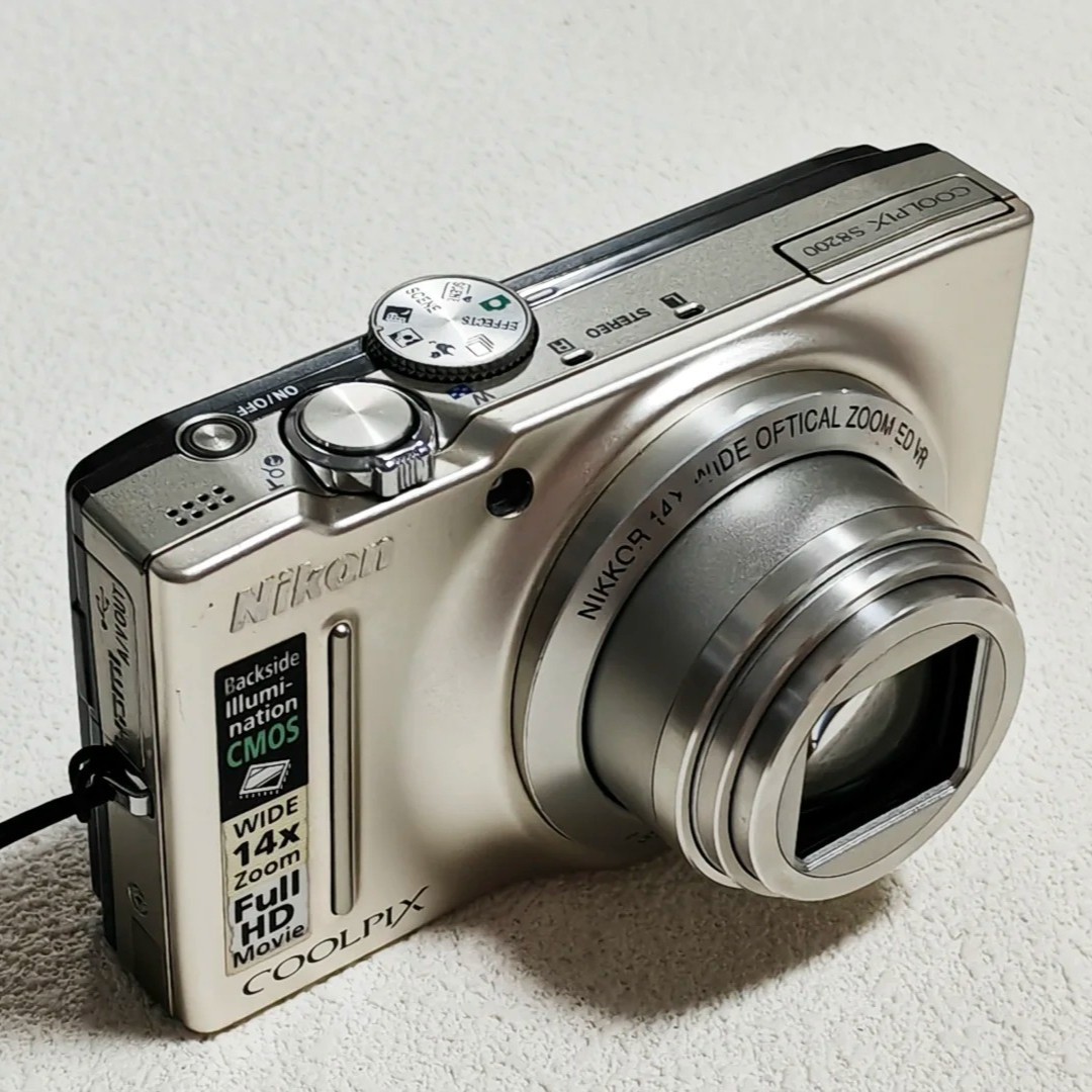 Nikon COOLPIX S8200 Digital Camera 16.1 MP 14x Optical Zoom with Accessories
