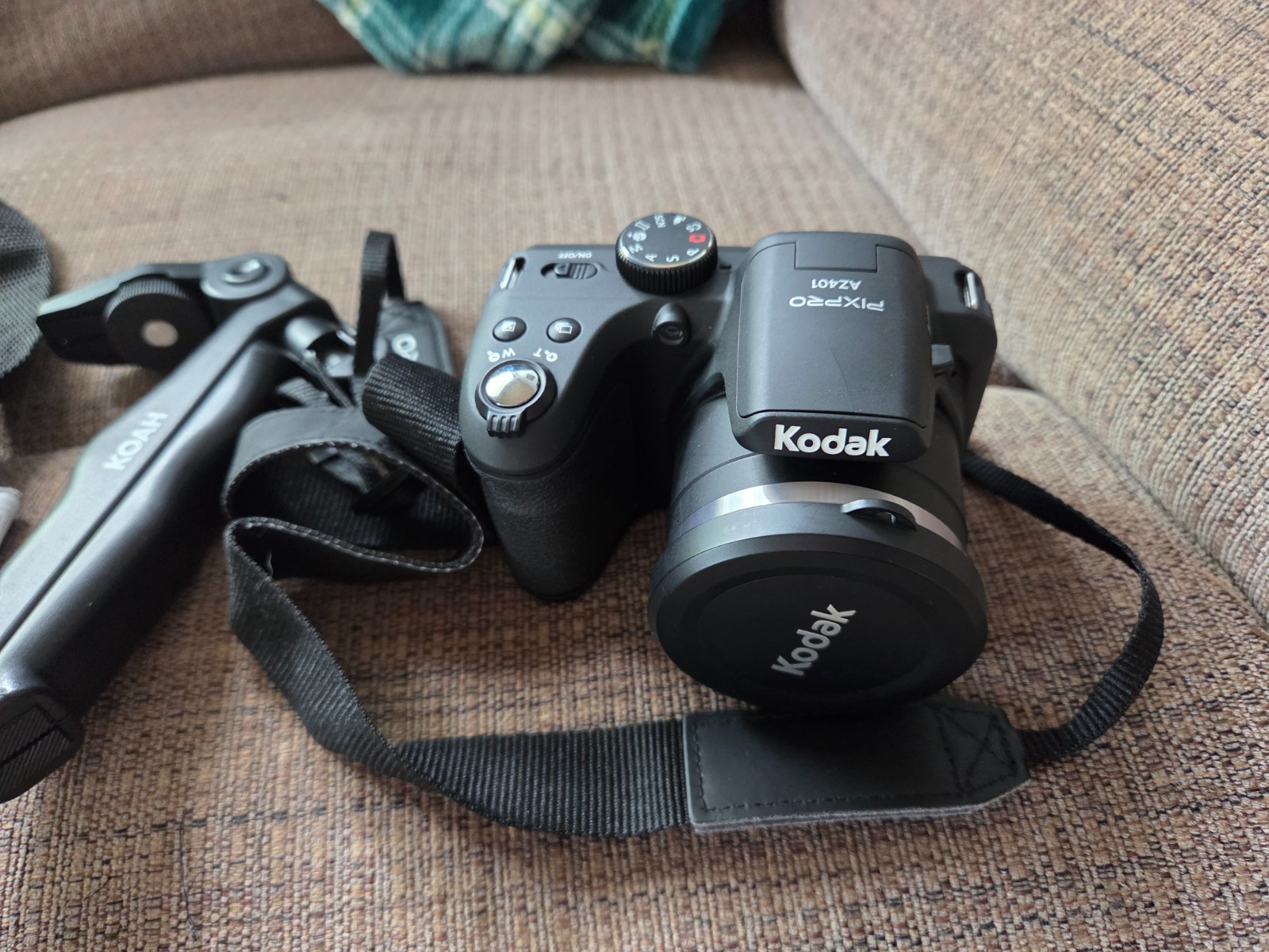 Kodak PixPro AZ401 40X Optical Zoom Digital Camera w/Case & Hand Stick – TESTED