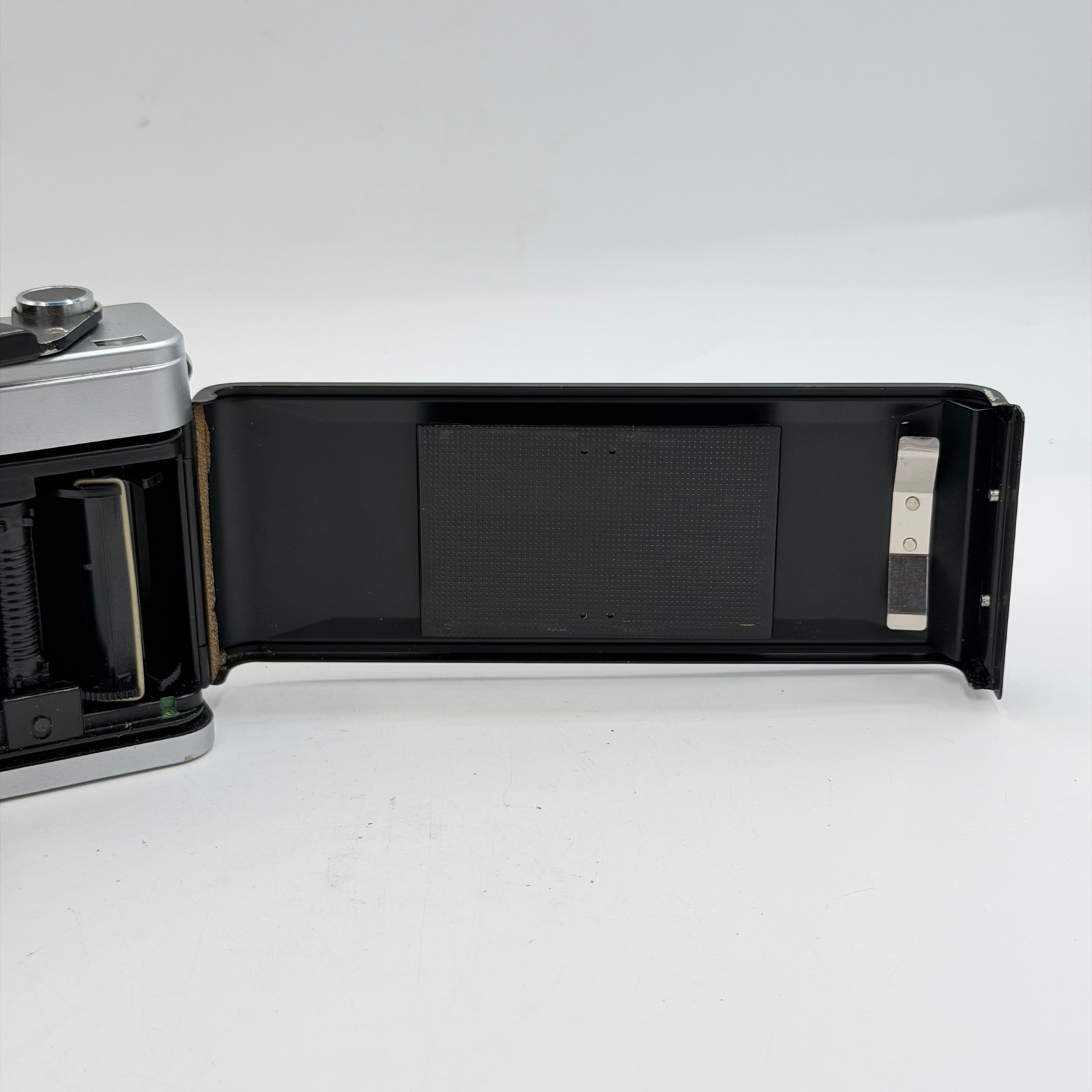 Praktica MTL5 35mm SLR Film Camera with Pentacon Auto 1.8/50 Lens and Filter