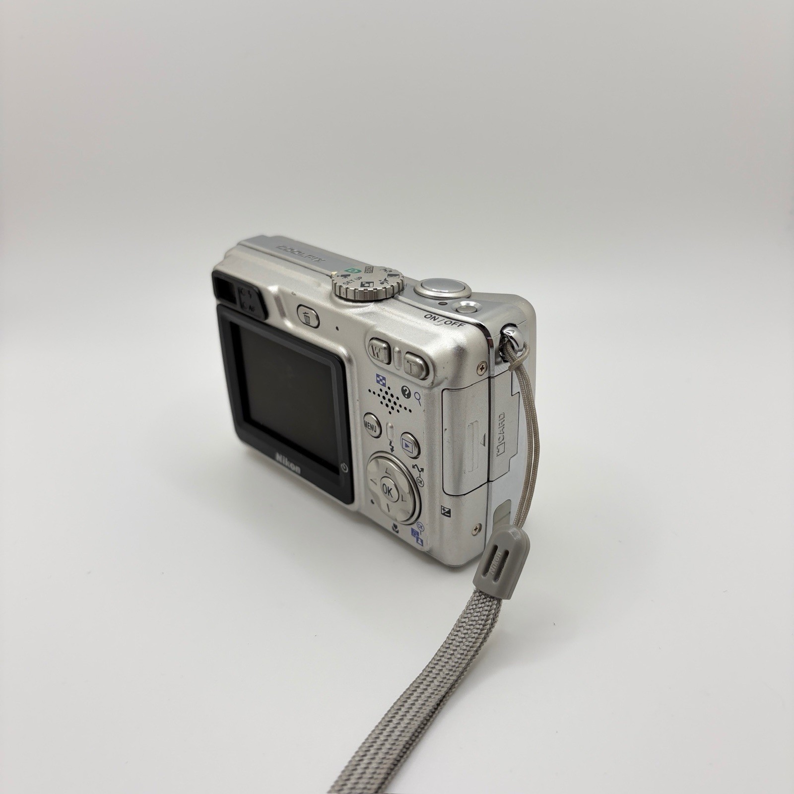 Nikon Coolpix 5900 5.1MP Digital Camera Silver Working No Charger C119