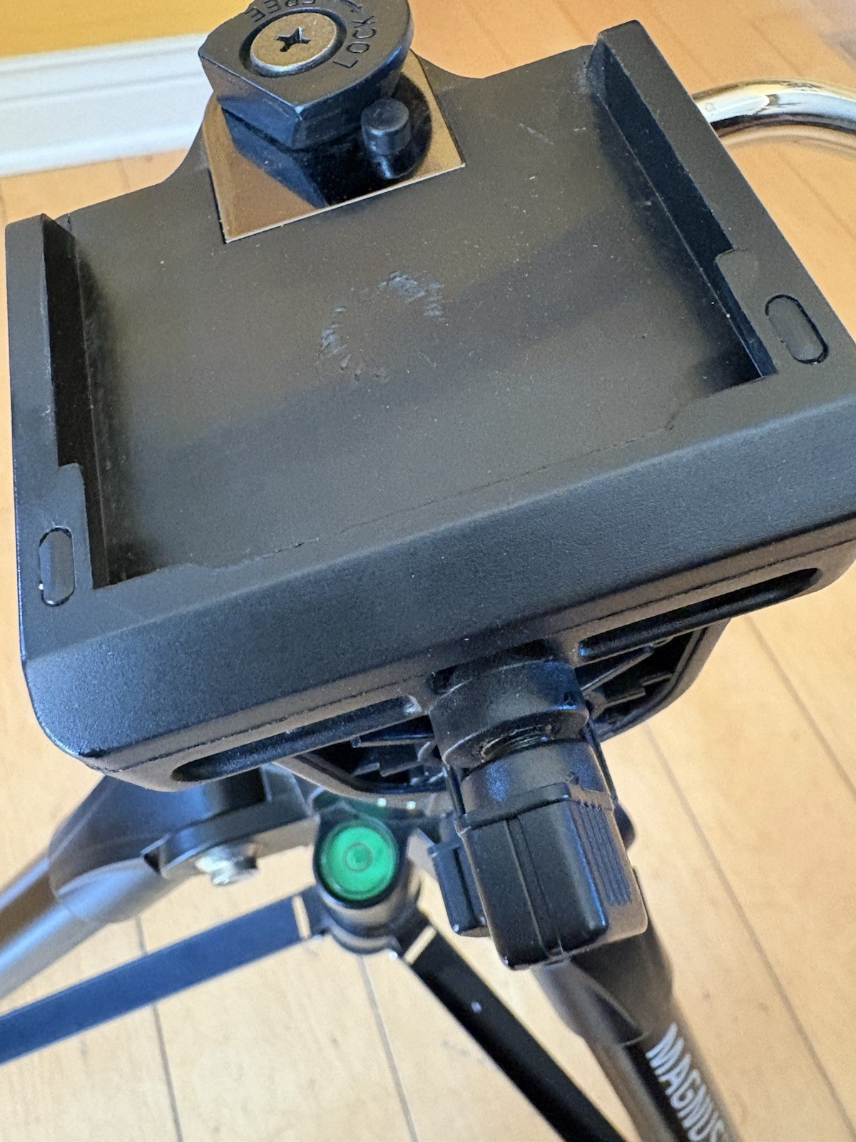 Magnus VT-400 Aluminum Tripod Pan/Tilt Head Quick Release Carrying Case