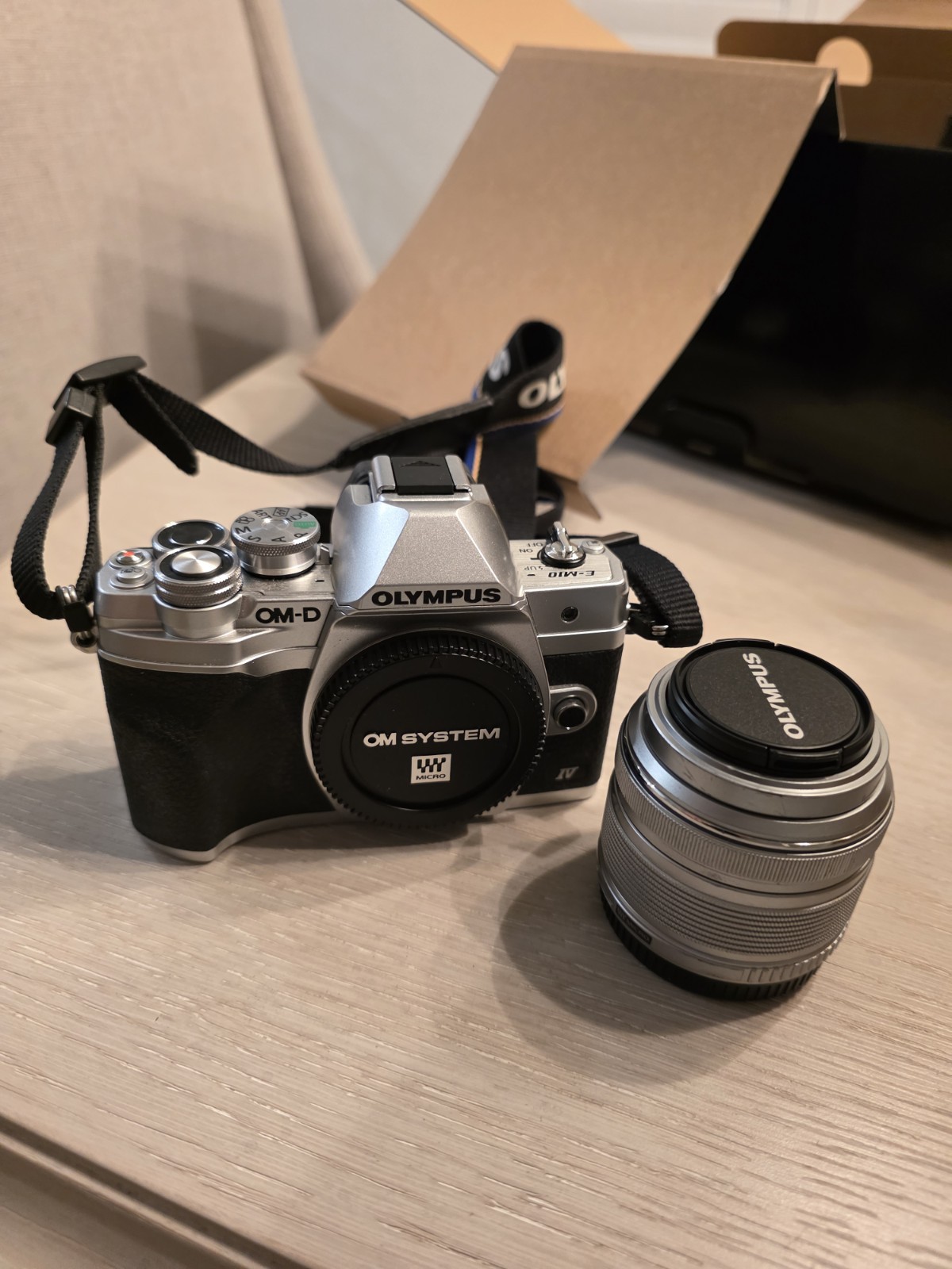 Olympus OM-D E-M10 Mark IV Mirrorless 20MP Silver/Black Wi-Fi w/14-42mm