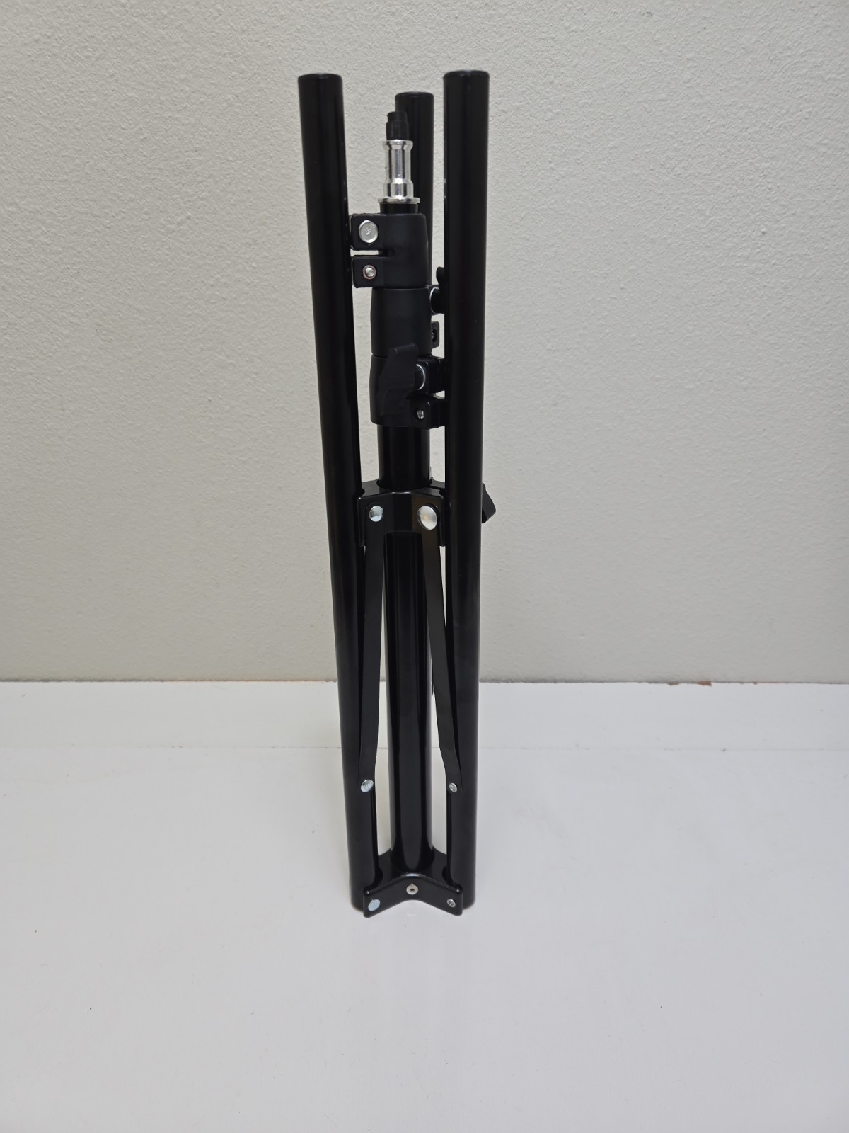 Universal Lightstand 6ft – Versatile, Durable, and Lightweight