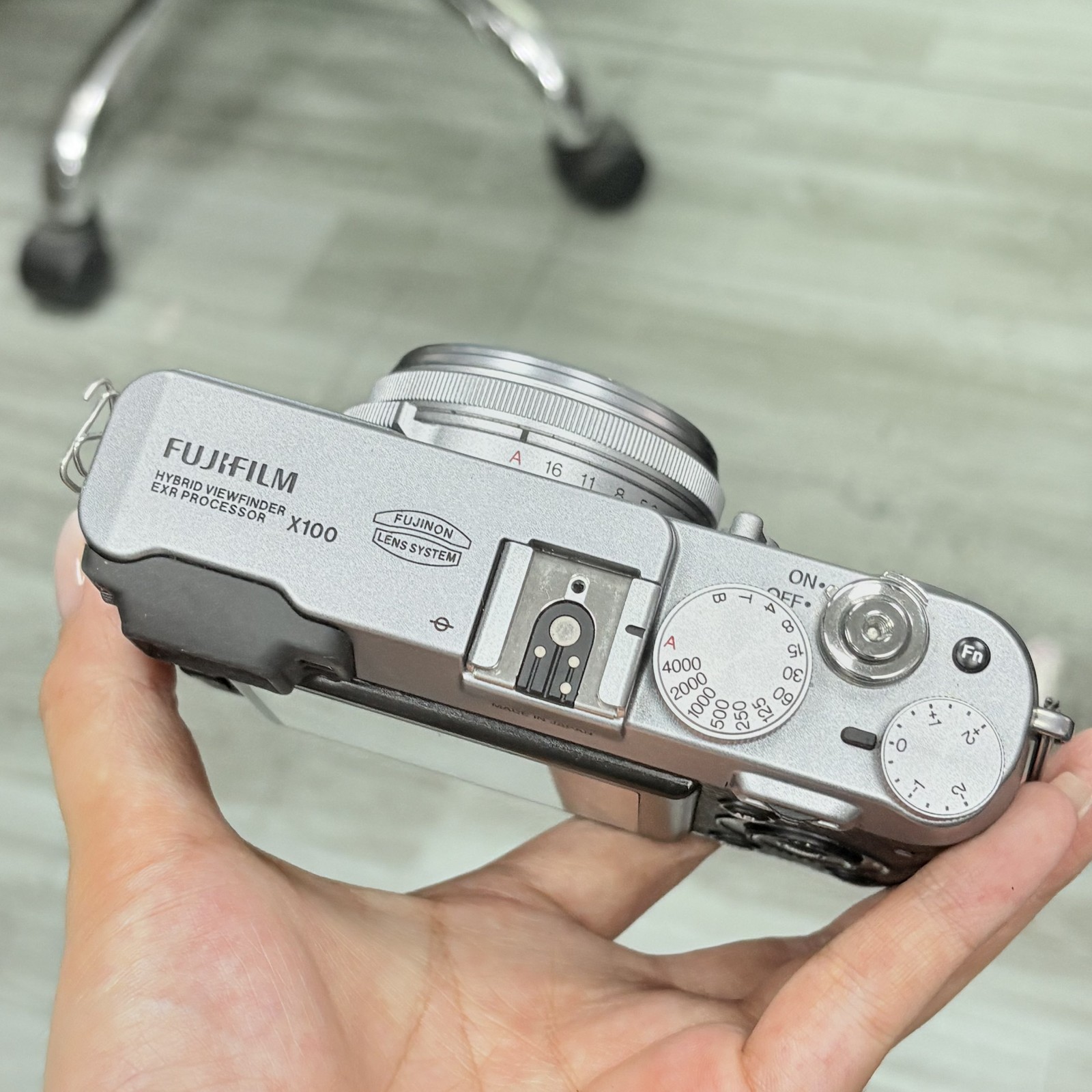 Fujifilm X100 12.3MP APS-C CMOS EXR 4x Optical Zoom Digital Camera -90%NEW