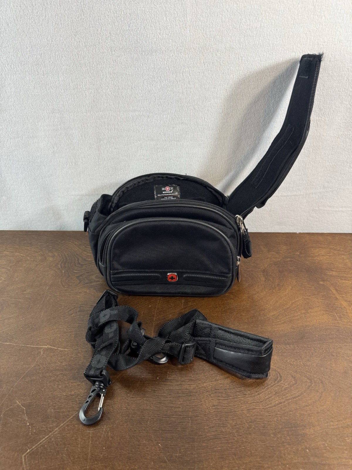 Wenger The Trend Camera Bag Black Nylon Carry Case – Shoulder Strap – Swiss Army