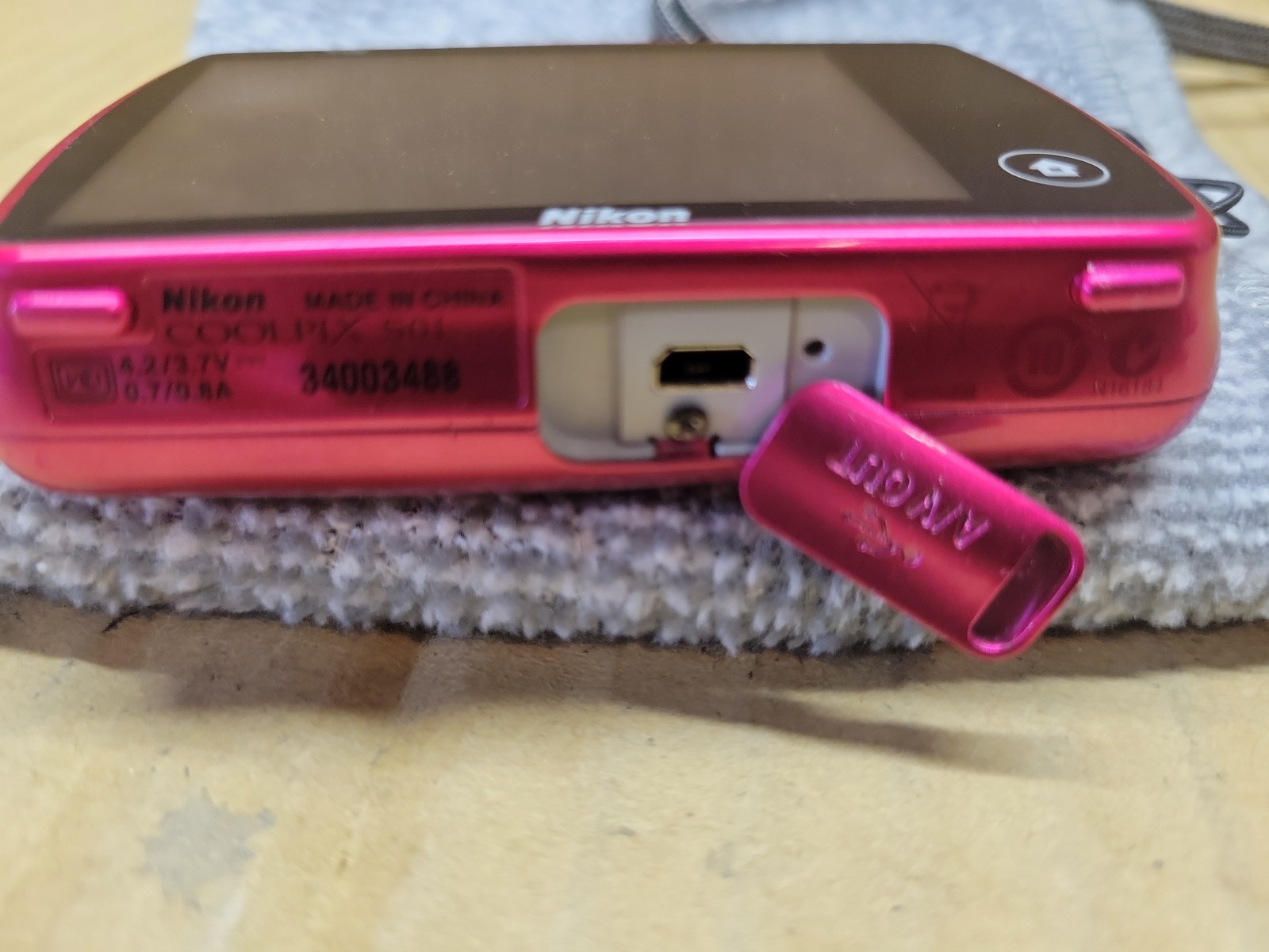 Nikon Coolpix S01 Digital 10.1MP 3x Zoom Digital Camera w charger – Pink B16