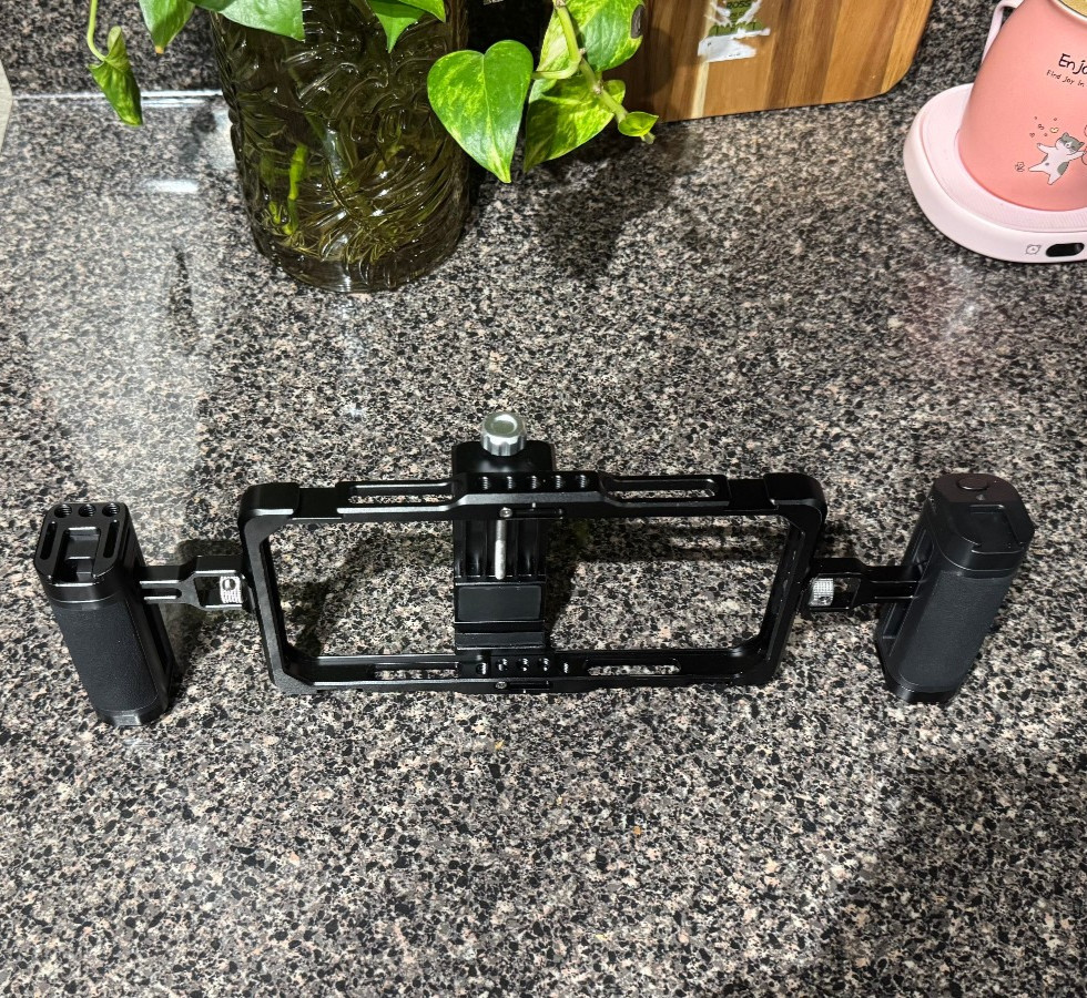 NEEWER Phone Rig w/Dual Handle, phone cage Iphone 15pro, smallrig usb hub