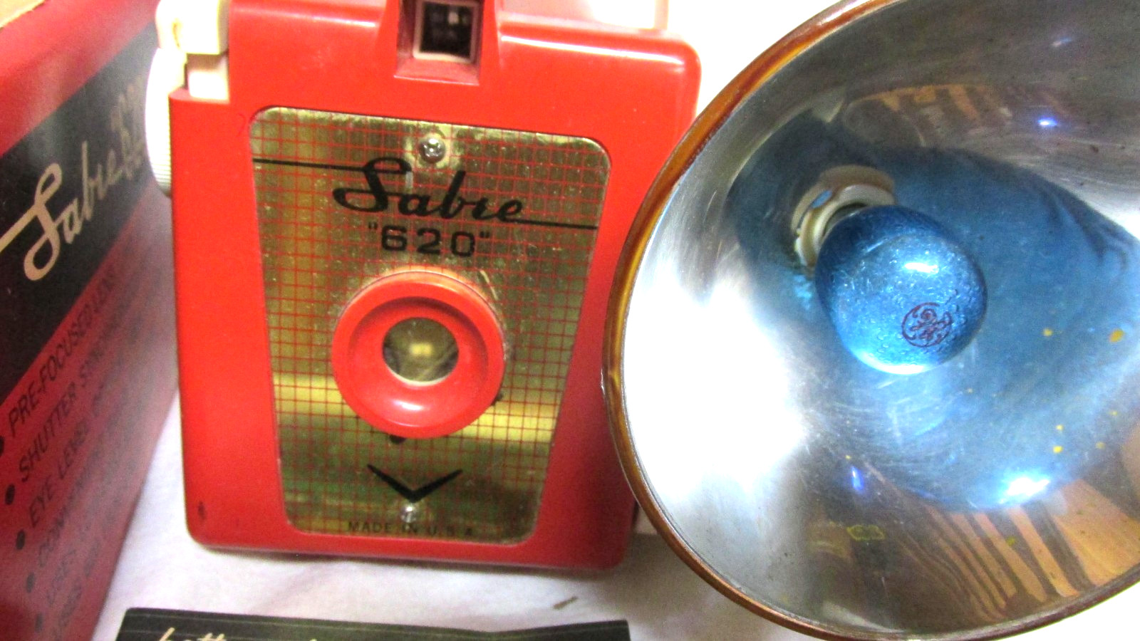 VINTAGE 1950s SABRE 620 CAMERA w/ FLASH & BULB IN ORIGINAL BOX