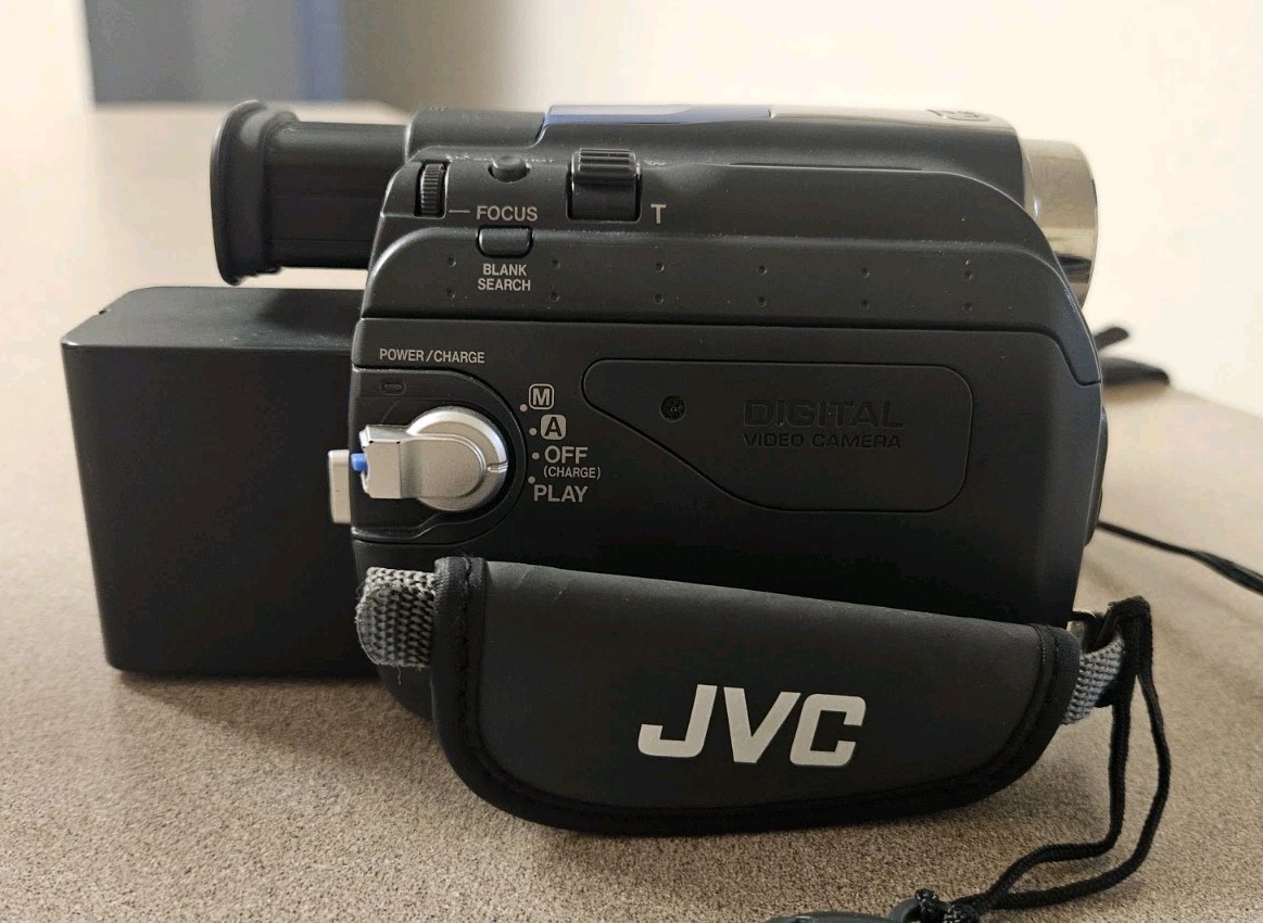 JVC GR-D33U MiniDV Digital Video Camera Camcorder 16x Optical Zoom Silver Blue