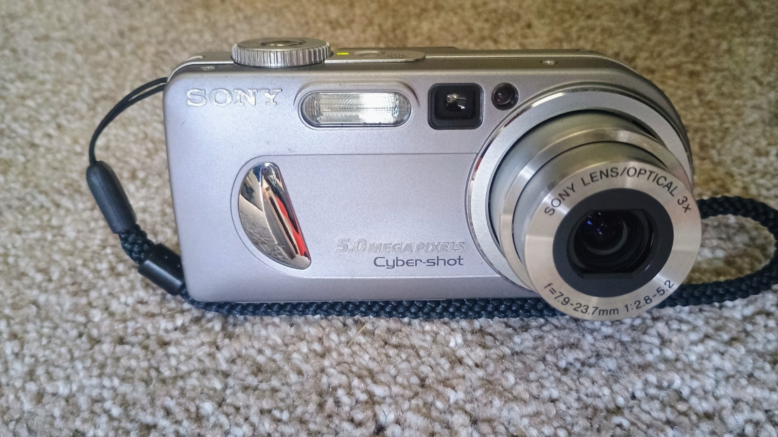 Sony Cyber-shot DSC-P10 5.0MP 3x Zoom Silver w/ Case / New Charger & Battery