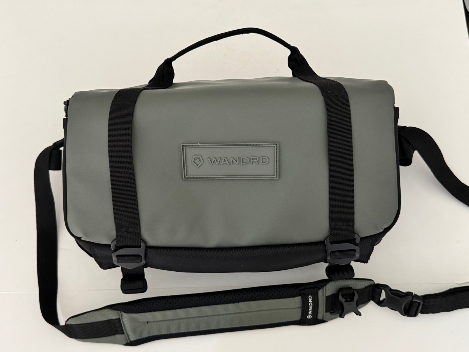 Wandrd Rogue 9 Sling Camera compact Bag Green/Gray NWOT Sling Crossbody