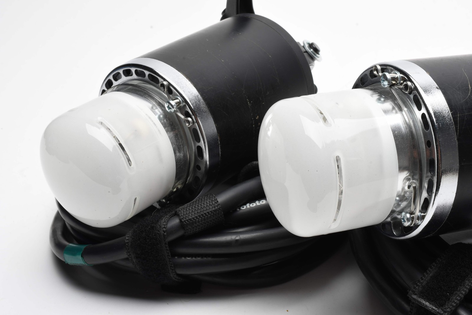 Profoto Acute 2R 1200W Flash Lighting Kit w/2 Acute D4 Heads, Case, Nice!